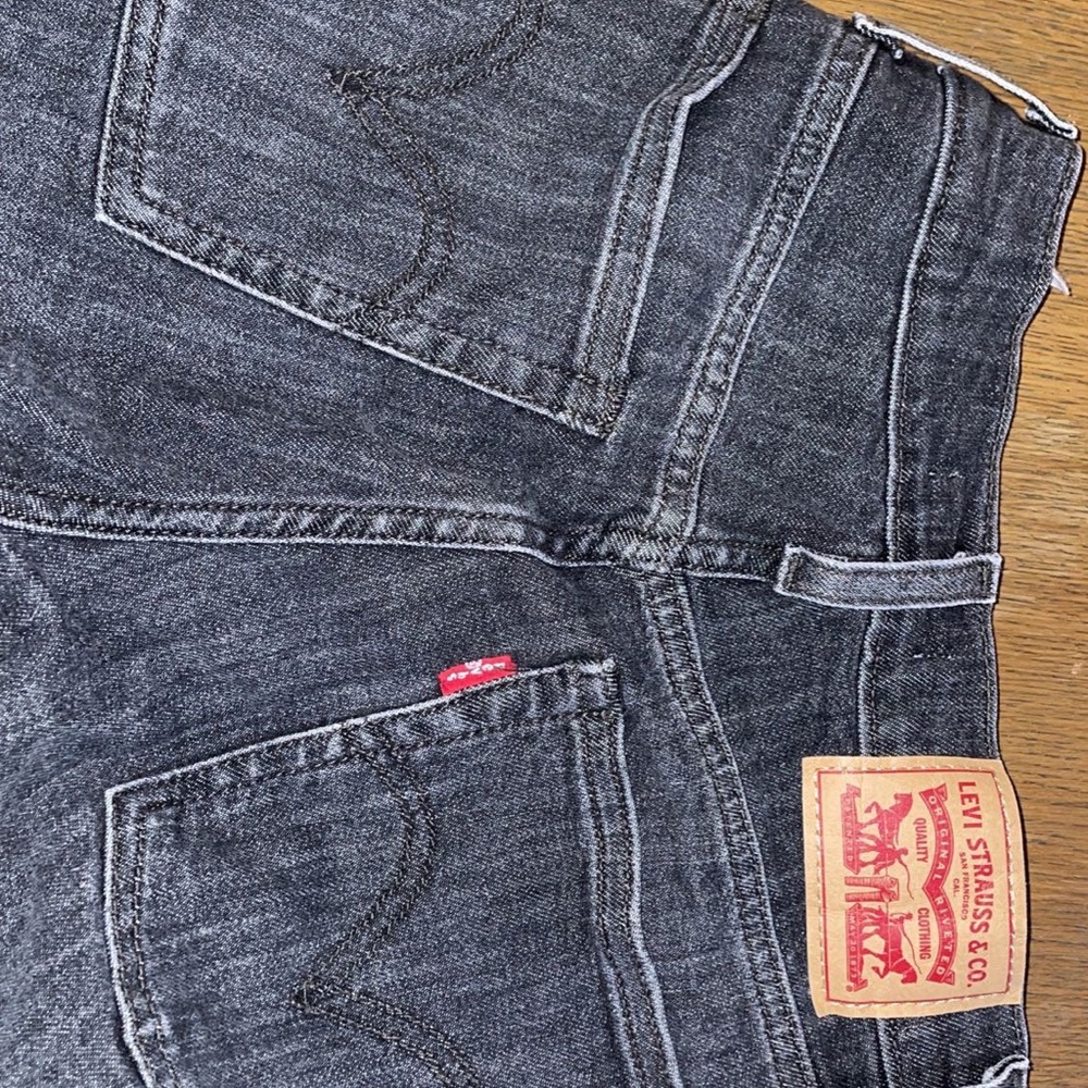 LEVI’S women’s raw-edge straight black/grey jeans!
